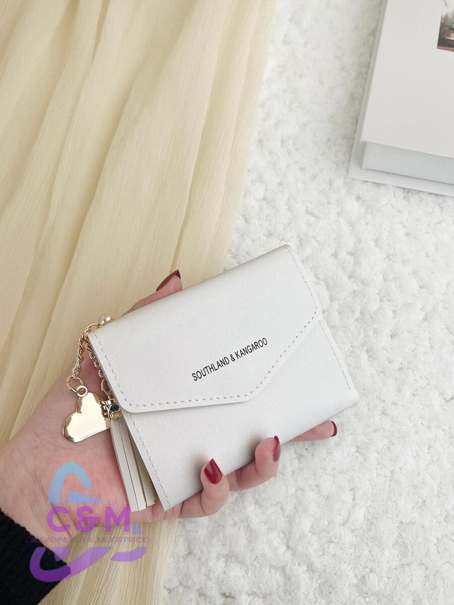 INV MONEDERO BLANCO SOUTHLAND &amp; KANGA CON DIJE ESCOBITA Y DIJE DE CORAZON M27